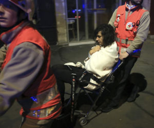 Ewakuacja ludzi z klubu Bataclan