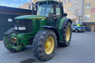 Bez kluczyka odpalił ciągnik i wyjechał na osiedle. 20-latek zatrzymany