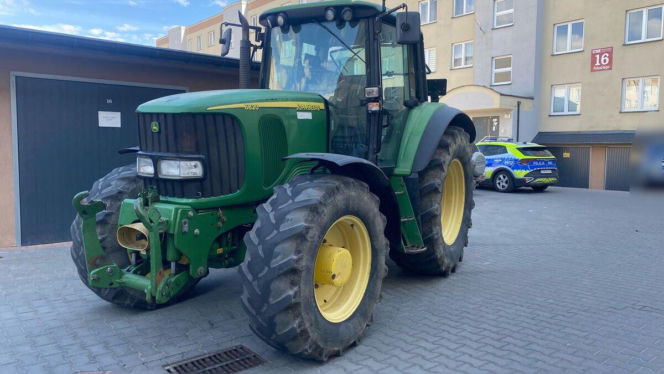 Bez kluczyka odpalił ciągnij i wyjechał na osiedle. 20-latek zatrzymany