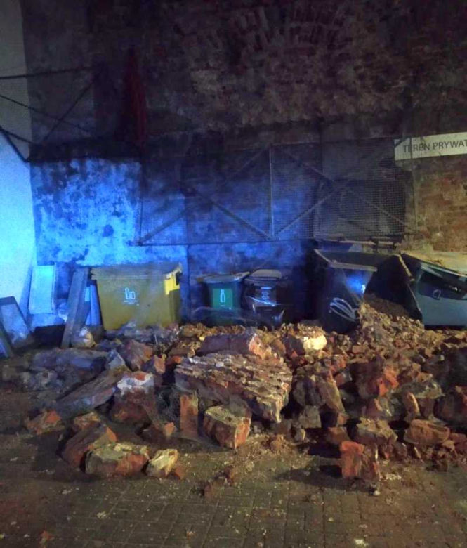 O krok od tragedii! Runął kilkunastometrowy mur na Bednarskiej