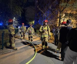 Nocny pożar mieszkania w Warszawie. Dwie osoby w szpitalu, ewakuowano mieszkańców