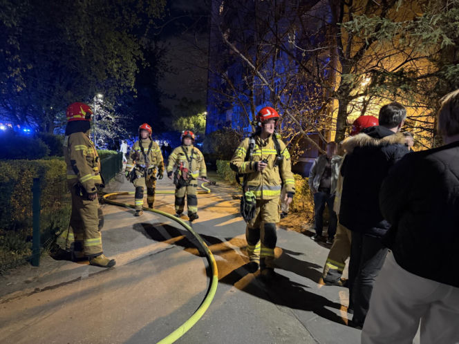 Nocny pożar mieszkania w Warszawie. Dwie osoby w szpitalu, ewakuowano mieszkańców