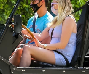 Ciężarna Sophie Turner i Joe Jonasa w elektrycznej terenówce