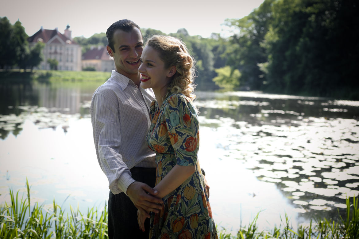 Wojenne dziewczyny 5 sezon odc. 53. Ewka (Vanessa Aleksander), Sońka (Mateusz Rzeźniczak)