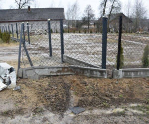 PIJANY kierowca STARANOWAŁ ogrodzenie i pozbawił rodzinę prądu! Swoje punto porzucił w lesie