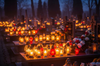 Nigdy nie zapalaj tak zniczy na cmentarzu, to wróży nieszczęście. Przesądy na 1 listopada