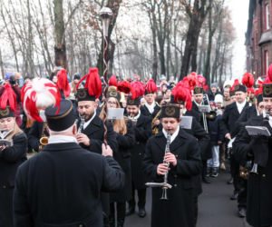 Barbórka 2025. Pobudka górnicza na Nikiszowcu w wykonaniu Orkiestry Wieczorek