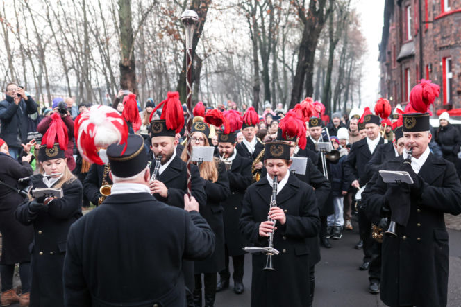 Barbórka 2025. Pobudka górnicza na Nikiszowcu w wykonaniu Orkiestry Wieczorek