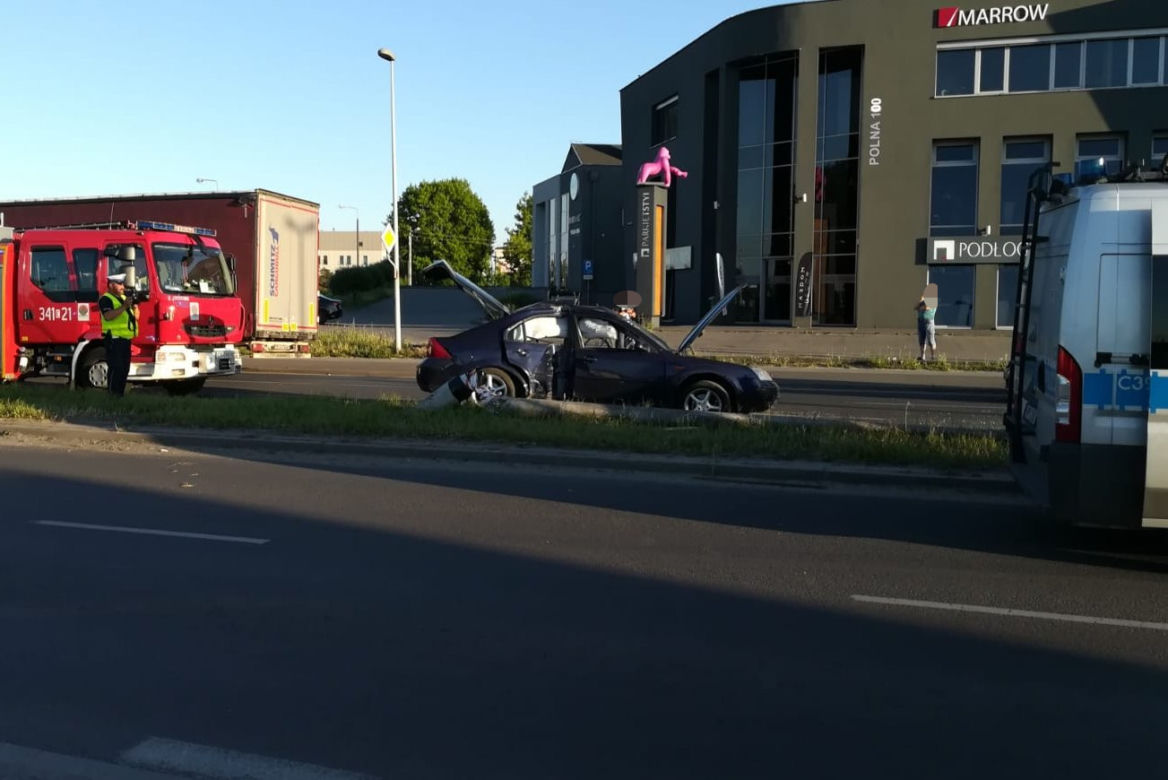 Groza na drodze w Toruniu. 19-latek uderzył w słup latarni!