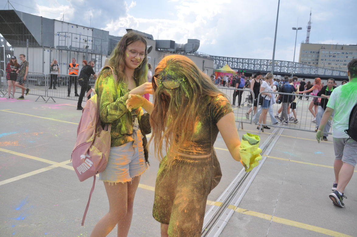 Festiwal kolorów w Kielcach. Szalona zabawa na dachu Galerii Korona
