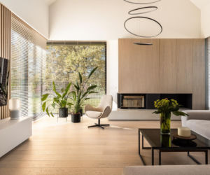 Ten dom w środku ma atrium, a taras stał się drugim salonem