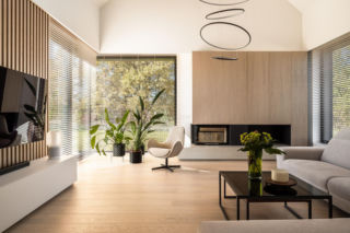 Ten dom w środku ma atrium, a taras stał się drugim salonem