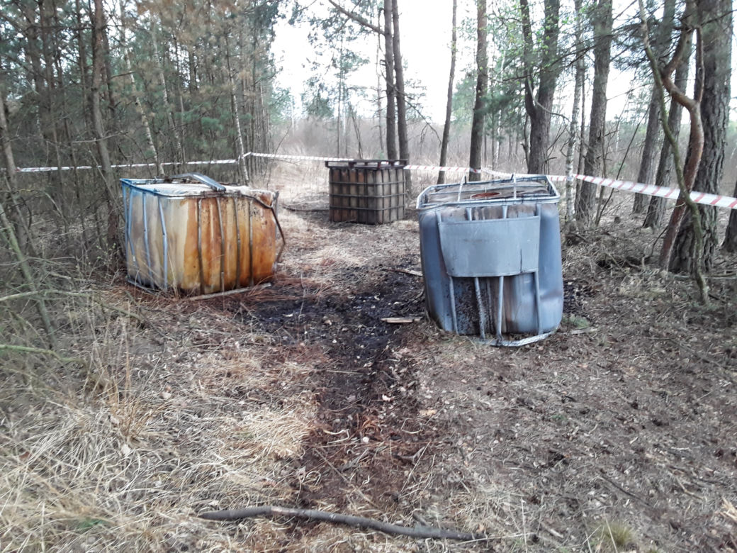 8 tysięcy litrów rozpuszczalnika lesie pod Wołominem