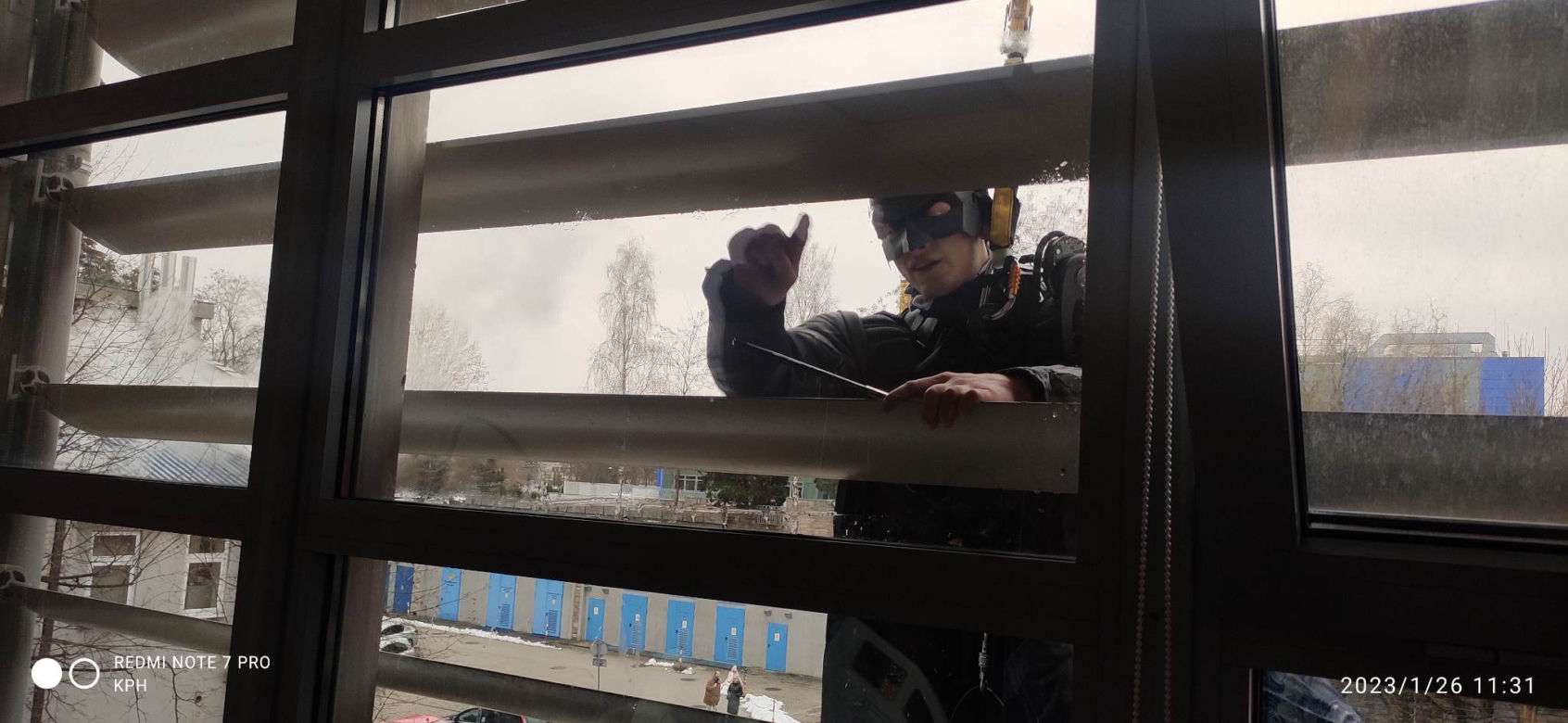 Alpiniści dla WOŚP w Krakowie. Superbohaterowie pojawili się w oknach małych pacjentów