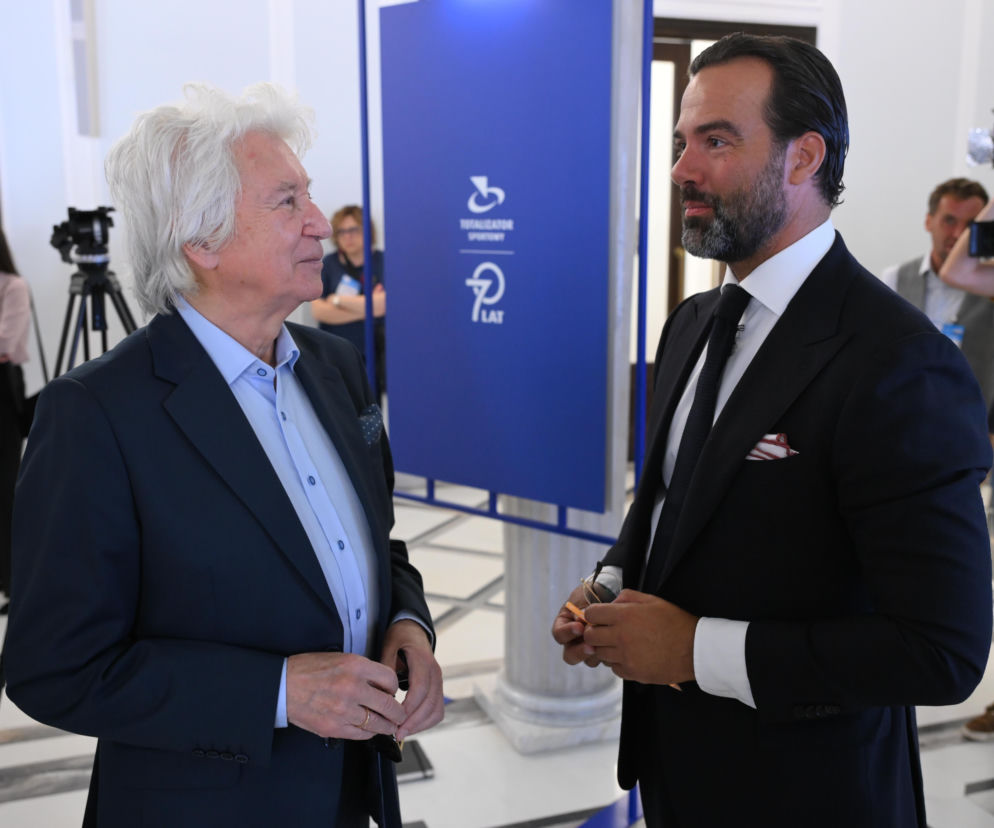 Ryszard Rembiszewski i Conrado Moreno rozmawiają w Sejmie na tle jubileuszowej wystawy. Więcej przeczytasz na SE.