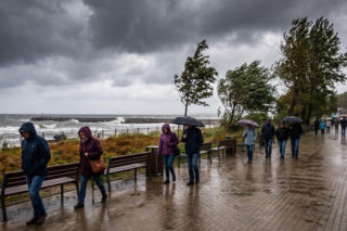 Chłodne powietrze nad Polską. Deszcze i burze na północy kraju