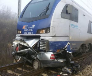 3 Tragiczny wypadek na ul. Moryca w Piotrkowie Trybunalskim. Pociąg staranował osobówkę