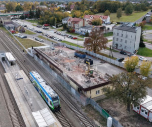 Budowa nowego dworca kolejowego w Mielcu zaczęła się od demolki