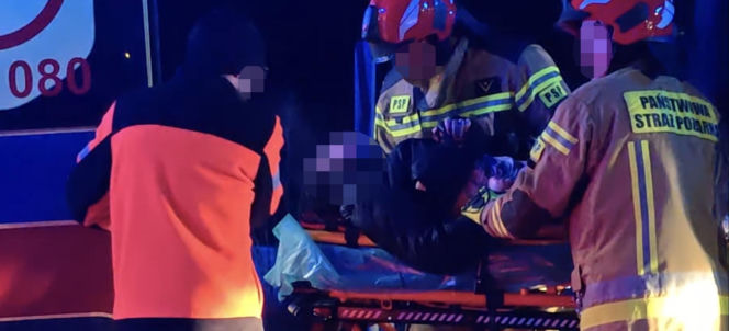 Dachował i wpadł do rzeki