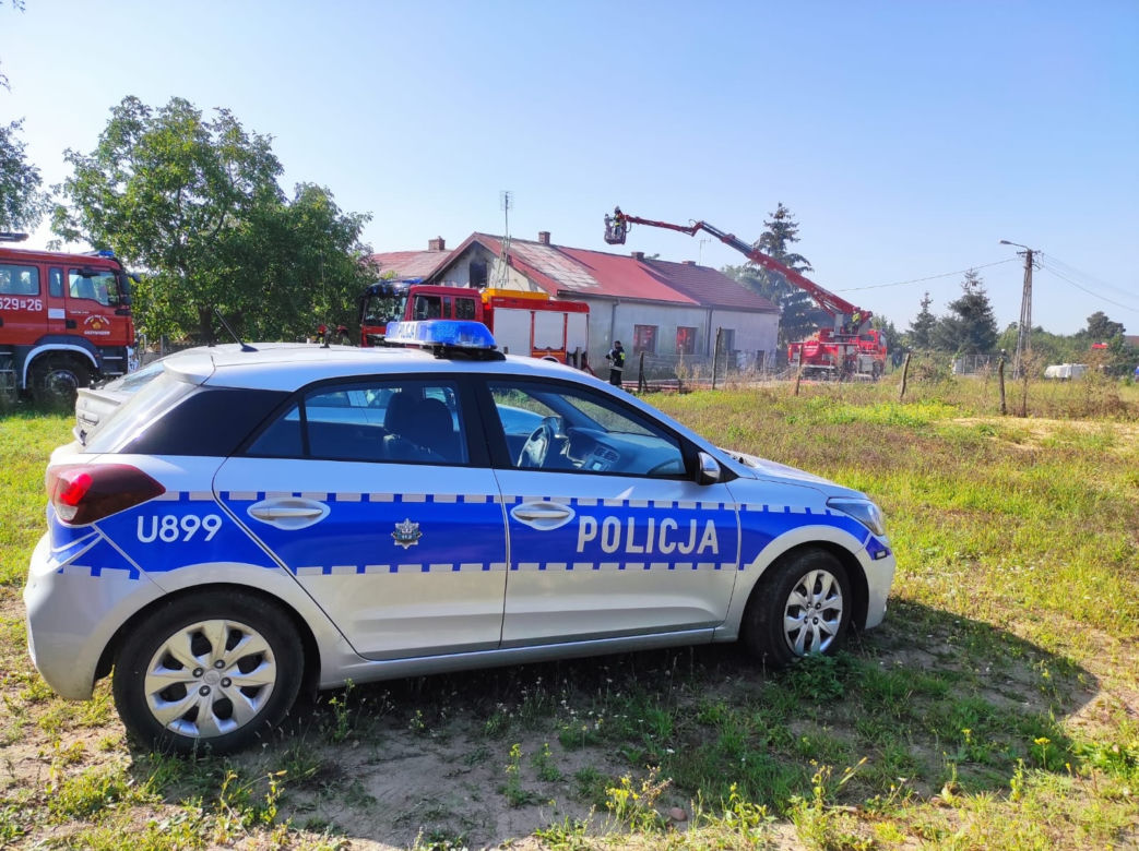 Policjanci WYNIEŚLI staruszkę z płonącego budynku! Chwilę później doszło do EKSPLOZJI [ZDJĘCIA] 