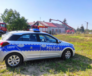 Policjanci WYNIEŚLI staruszkę z płonącego budynku! Chwilę później doszło do EKSPLOZJI [ZDJĘCIA] 