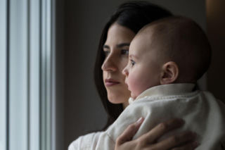 Kochasz dziecko, ale tęsknisz za dawnym życiem? To naturalny kryzys tożsamości po porodzie