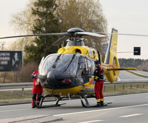 Koszmarna kraksa kilku aut na drodze krajowej pod Warszawą. Lądował śmigłowiec LPR