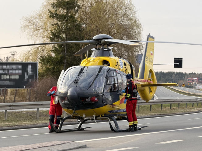 Koszmarna kraksa kilku aut na drodze krajowej pod Warszawą. Lądował śmigłowiec LPR