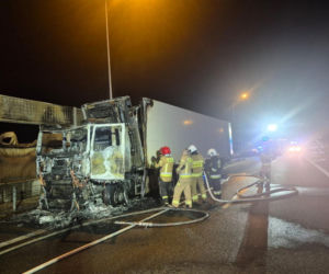 Płonąca ciężarówka na trasie S7. Ogień zajął ekrany akustyczne