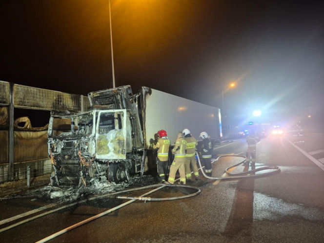 Pożar ciężarowego samochodu na trasie S7 w Tokarni
