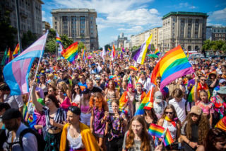 Tęczowa Parada przejdzie przez Warszawę. Będzie głośno. Będzie kolorowo. Będą utrudnienia