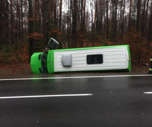 Zderzenie busa i samochodu. Trzy osoby ranne