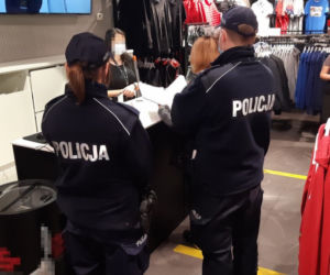 Masowe kontrole policji z Torunia w galeriach handlowych