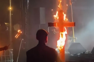 Podpalili krzyże na festiwalu w Chwałkowie