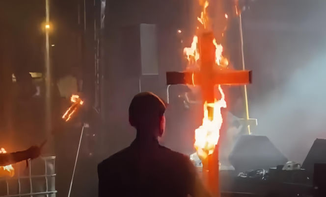 Podpalili krzyże na festiwalu w Chwałkowie