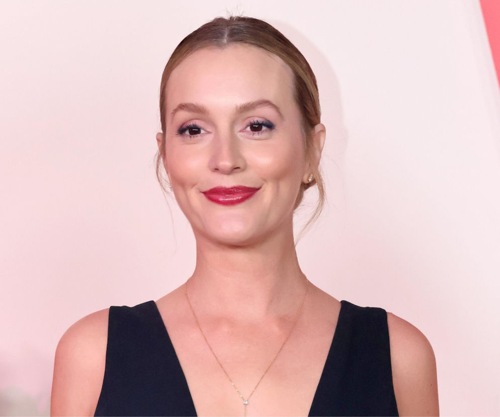 Uśmiechnięta Leighton Meester w ciemnej sukni. O jej nowym świątecznym filmie na Netflix przeczytasz na SE.