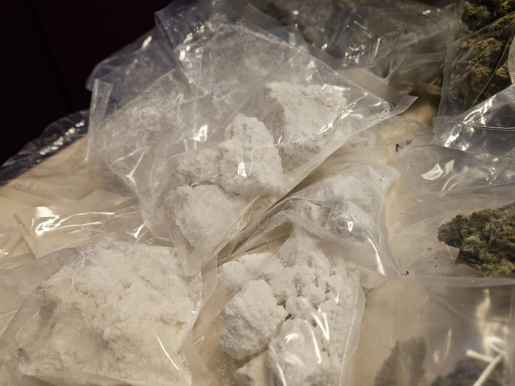 Policja zatrzymała recydywistę z narkotykami, bronią i milionem złotych!