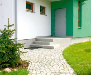 Płaski daszek nad wejściem do domu