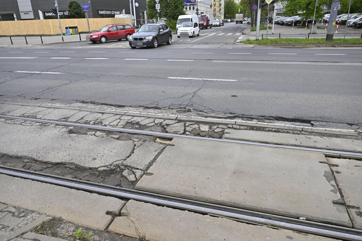 Katastrofalny stan torowiska na al. Waszyngtona. Tramwajarze naprawią tylko fragmenty 
