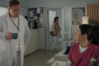 M jak miłość, odcinek 1913. Kasia (Paulina Lasota), Aneta (Ilona Janyst), lekarz (Michał Wojcula)