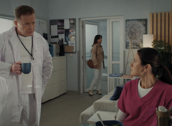 M jak miłość, odcinek 1913. Kasia (Paulina Lasota), Aneta (Ilona Janyst), lekarz (Michał Wojcula)