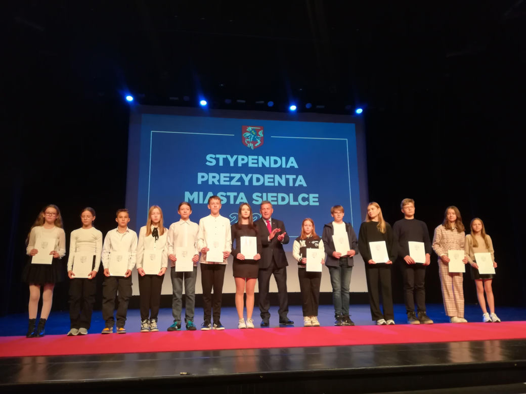 Stypendystom prezydent Andrzej Sitnik wręczył Listy Gratulacyjne