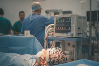 Przełom w anestezjologii. Sny podczas operacji zmniejszają lęk i poprawiają komfort pacjentów
