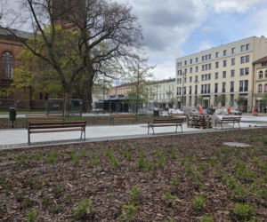 Nowe oblicze placu Wolności. Kwiaciarnie już zamontowane, koniec prac coraz bliżej