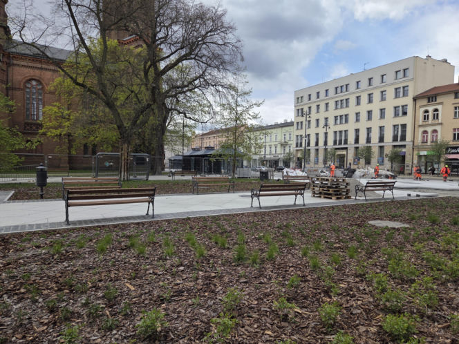 Nowe oblicze placu Wolności. Kwiaciarnie już zamontowane, koniec prac coraz bliżej