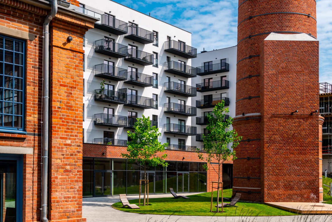 Bohema – Strefa Praga. Blok widoczny za kominem