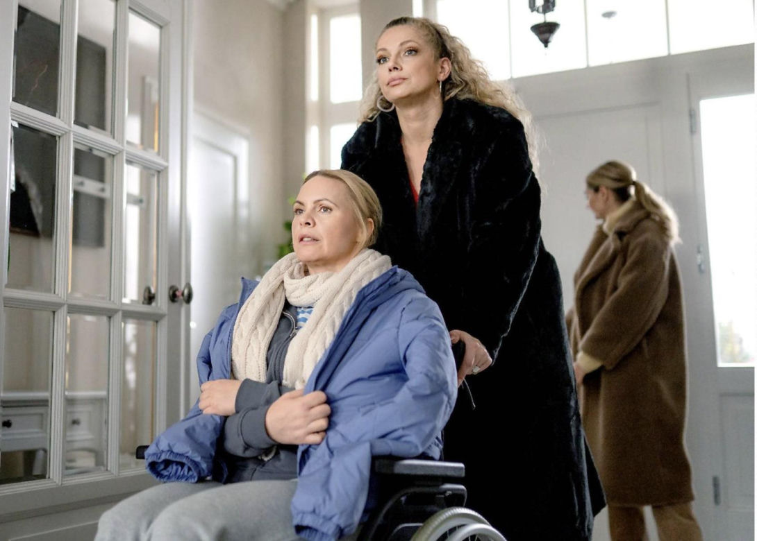 Przyjaciółki, odcinek 267. Anka (Magdalena Stużyńska), Inga (Małgorzata Socha), Patrycja (Joanna Liszowska)
