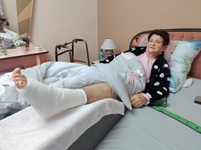 Dramat pod Krakowem. Seniorka czołgała się po jezdni, minęło ją kilkanaście samochodów