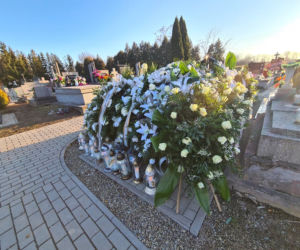 Groby Wiktorii i Konrada utonęły w kwiatach. Pochowali ich w święto zakochanych