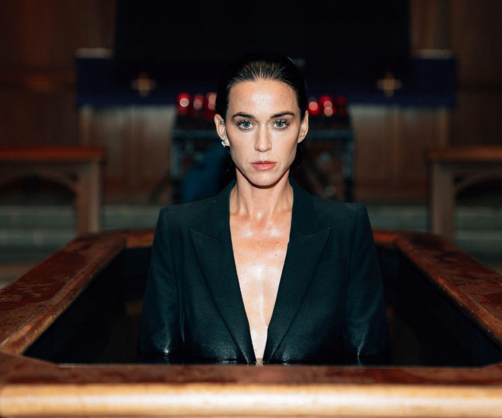 Piosenkarka Katy Perry, z mokrymi włosami i w czarnej marynarce, wyłaniająca się z ciemnej wody, symbolizująca emocjonalne oczyszczenie i siłę w klipie do Watch It Burn. Więcej o nowym singlu na naszym portalu.